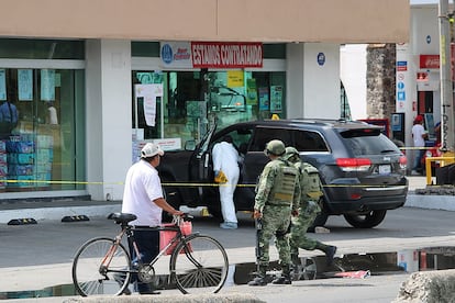 Peritos y soldados en el sitio donde fue asesinado Guillermo Mendoza, hijo del presidente municipal de Celaya, en el Estado de Guanajuato (México), el 17 de agosto de 2022.