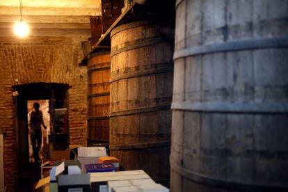 La licoreria Mariano Madrueño es va fundar el 1895 al carrer Postigo de San Martín. El gerent, Alberto Morán (a la foto, al fons), planeja convertir la botiga en un museu per incrementar els ingressos, però té por d'invertir sense tenir clar el futur. Ara paga menys de 1.000 euros i a la zona, per un local similar, se'n demanen 10.000.