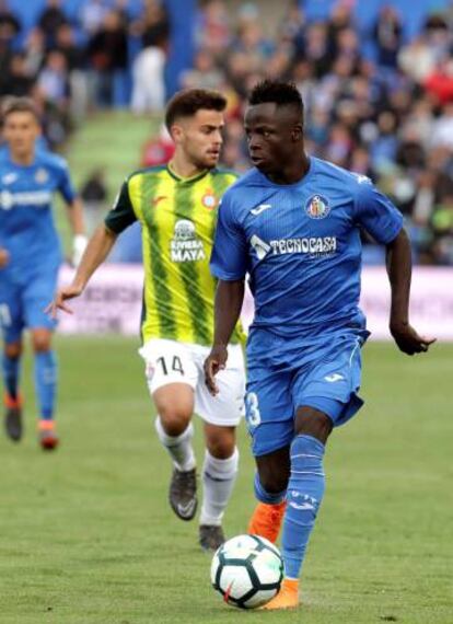 Amath Ndiaye, del Getafe, controla la pelota.