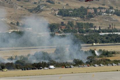 Ambulancias y policías se dirigen al avión de Spanair siniestrado.