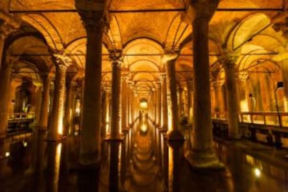Bosque de columnas en el interior de la Cisterna Basílica, en Estambul.