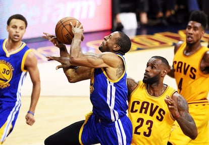 Iguodala lanza pese a la defensa de LeBron James.