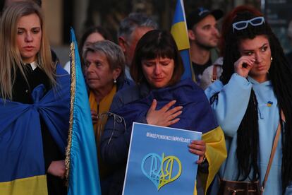Ucranios residentes en Sídney y simpatizantes se reúnen en Circular Quay para conmemorar el Día de la Independencia de Ucrania, este miércoles.