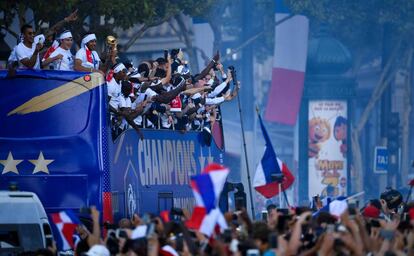 La selección de Francia, aclamada por la gente en París. 