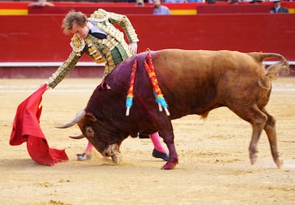 Román pasando de muleta al toro de Torrealta, el mejor de la Concurso.