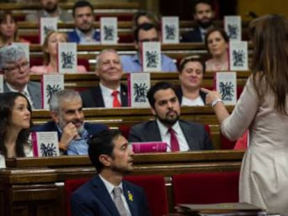 Diputats de Ciutadans esgrimeixen el 'Quixot'.