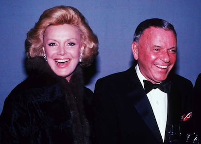 Frank Sinatra y su esposa, Barbara, fotografiados en 1980. Antes de casarse con ella, Sinatra tuvo sonadas relaciones con estrellas como Ava Gardner, Lauren Bacall o Mia Farrow.