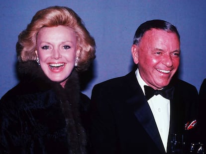 Frank Sinatra y su esposa, Barbara, fotografiados en 1980. Antes de casarse con ella, Sinatra tuvo sonadas relaciones con estrellas como Ava Gardner, Lauren Bacall o Mia Farrow.