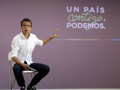 Podemos official Iñigo Errejón presenting his party's election manifesto on Monday.