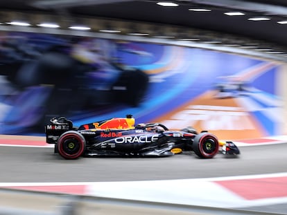 El piloto holandés de Fórmula uno Max Verstappen de Red Bull Racing durante la clasificación para el Gran Premio de Abu Dhabi de Fórmula 1 en el circuito Yas Marina en Emiratos Árabes Unidos.