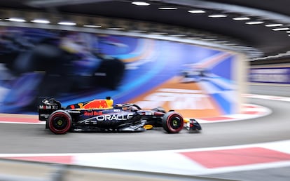 El piloto holandés de Fórmula uno Max Verstappen de Red Bull Racing durante la clasificación para el Gran Premio de Abu Dhabi de Fórmula 1 en el circuito Yas Marina en Emiratos Árabes Unidos.