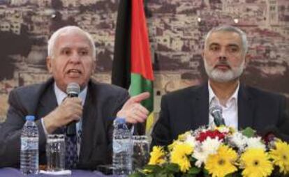 El primer ministro y líder del movimiento islamista Hamas en Gaza, Ismael Haniya (d), y Azam al Ahmed (i), responsable del movimiento nacionalista Fatah. EFE/Archivo