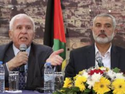 El primer ministro y líder del movimiento islamista Hamas en Gaza, Ismael Haniya (d), y Azam al Ahmed (i), responsable del movimiento nacionalista Fatah. EFE/Archivo