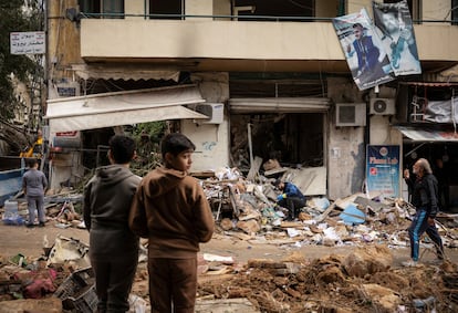 Libaneses contemplaban este martes los escombros tras un bombardeo israelí cerca de Beirut.