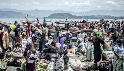 Vendedores y compradores en el mercado de Kituku, en Goma..