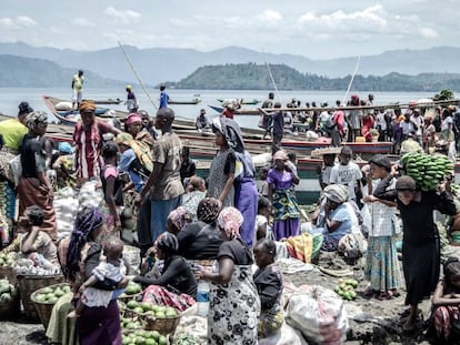 Vendedores y compradores en el mercado de Kituku, en Goma..