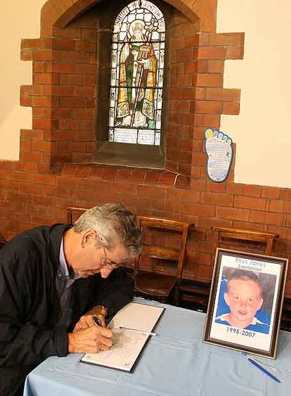 Un hombre firma en el libro de condolencias por la muerte de Rhys Jones.
