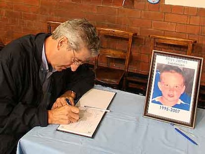 Un hombre firma en el libro de condolencias por la muerte de Rhys Jones.