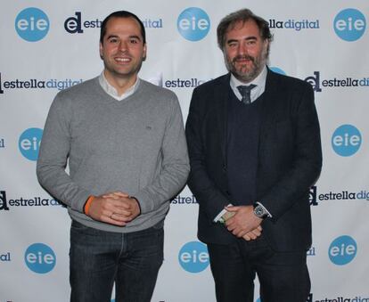 Ignacio Aguado (izq.), junto al director de Estrella Digital, Joaquín Vidal.