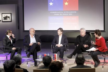 De izquierda a derecha, Juan Luis Cebrián, Nathan Gardels, Nicolas Berggruen, Felipe González y Montserrat Domínguez.