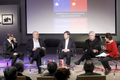 De izquierda a derecha, Juan Luis Cebri&aacute;n, Nathan Gardels, Nicolas Berggruen, Felipe Gonz&aacute;lez y Montserrat Dom&iacute;nguez.