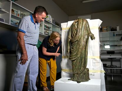 Jesús Sesma, jefe de la Sección de Arqueología, y Susana Irigaray, directora del Servicio de Museos de Navarra, junto al Togado de Pompelo.