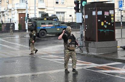 Mercenarios de Wagner, desplegados el sábado en la ciudad fronteriza rusa de Rostov del Don.