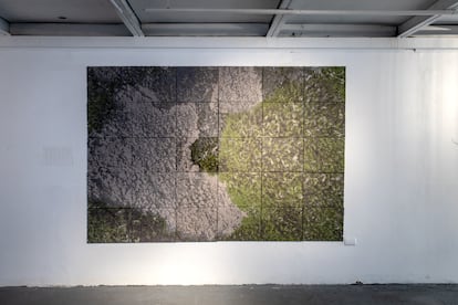 Una de las obras de la artista chilena Juana Gómez, en su exposición 'La segunda piel' en Galería NAC, en Santiago, (Chile).