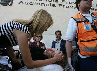 La viuda Ana María Toril es asistida ante la presidenta de la asociación de víctimas, Amparo González.