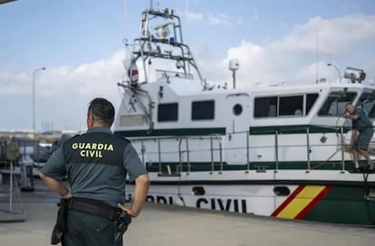 Un guardia civil frente a una embarcación, en una imagen de archivo.