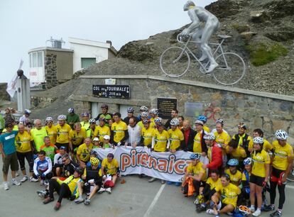 Miguel Indurain junto con el grupo de cicloturistas, en lo alto del Tourmalet.