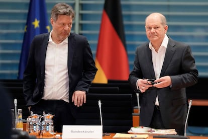 El canciller alemán Olaf Scholz (d) y el ministro Robert Habeck, a la izquierda.