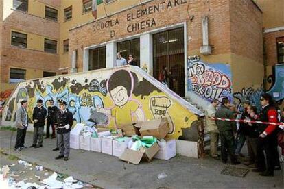 La policía vigila cajas con papeletas en las inmediaciones de un colegio electoral en Roma.