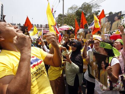 Varios <i>camisas amarillas,</i> partidarios del Gobierno tailandés, durante la marcha de ayer en Bangkok.
