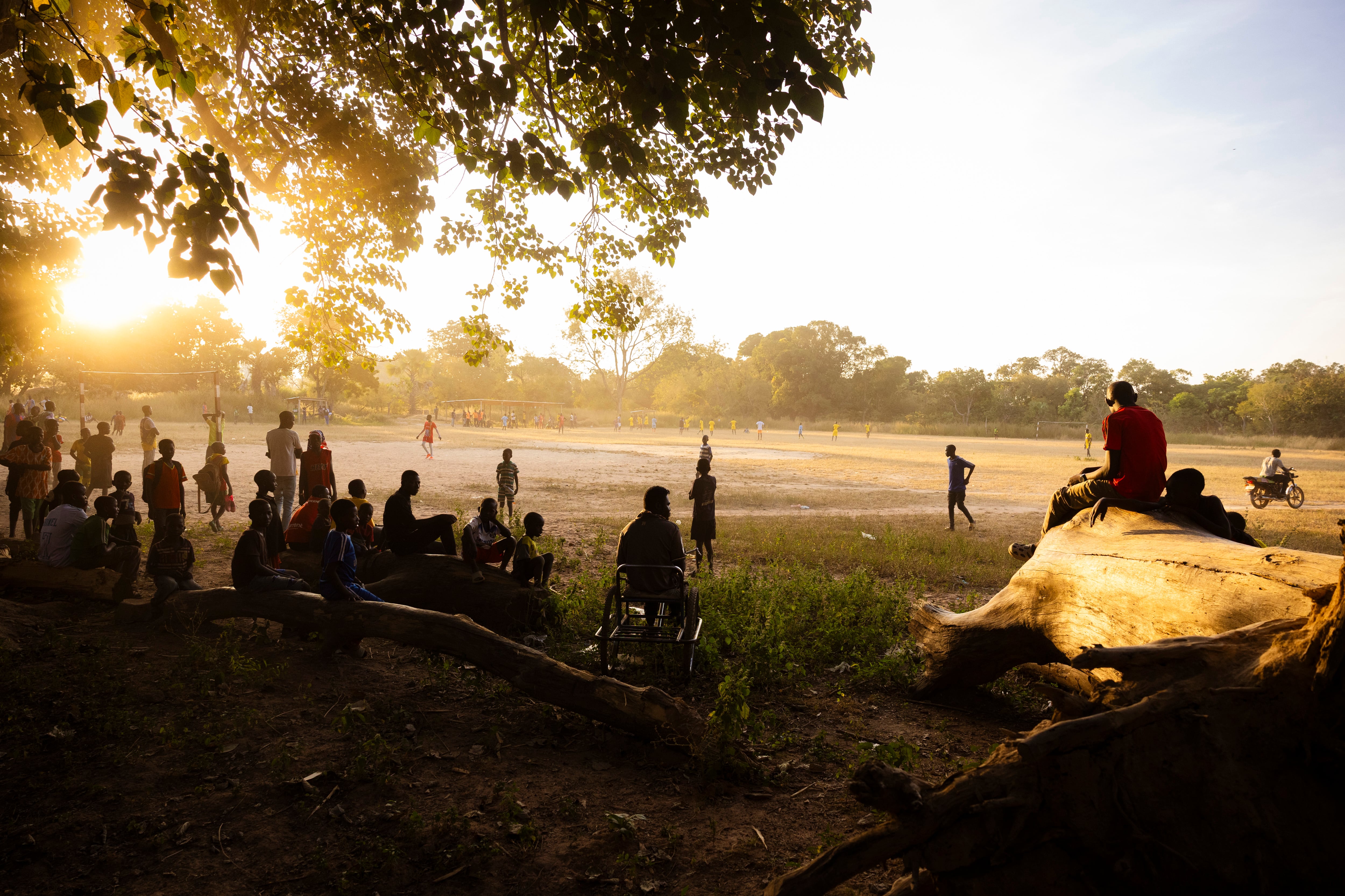 La infancia perdida en el bosque de los niños soldado: “Cada jefe del grupo armado tenía sus chicas”
