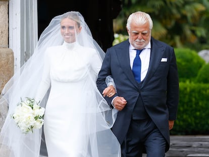 La novia, Lucía Bárcena, junto a su padre, el abogado Ramón Bárcena, a su llegada a la ceremonia la tarde del sábado 24.