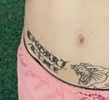 El tatuaje con la inscripción 'chorri time' de uno de los detenidos.