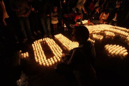 Activistas encienden veladores durante la Hora del Planeta frente al Ángel de la Independencia, en Ciudad de México (México).