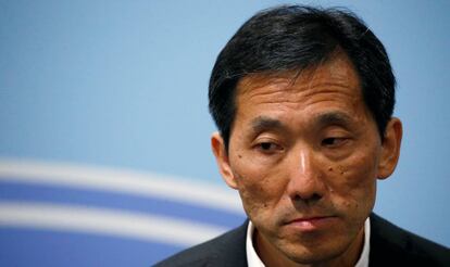 El candidato prodemócrata, Edward Yiu, tras las elecciones de este domingo en Hong Kong.