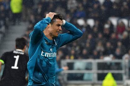 El jugador del Real Madrid Cristiano Ronaldo lamenta una ocasión fallida durante el partido.