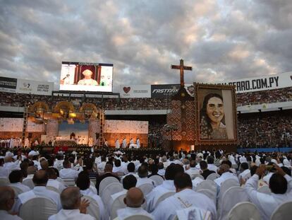 Miles de personas participan de la beatificación de la monja Chiquitunga en el estadio general Pablo Rojas, en Asunción.