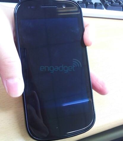 Engadget publica fotos del nuevo teléfono de Google fabricado por Samsung.