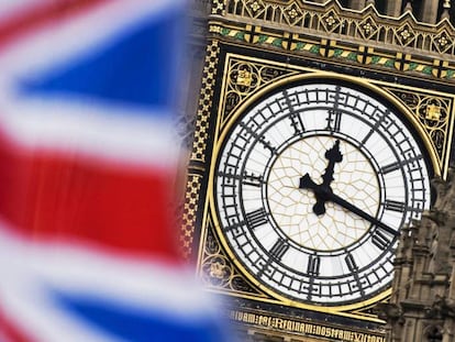 Vista del reloj del Big Ben entre una bandera del Reino Unido.