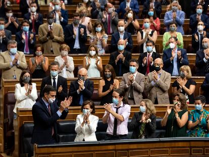 El presidente del Gobierno, Pedro Sánchez, es aplaudido por la bancada socialista a su llegada a una sesión plenaria en el Congreso, en Madrid este miércoles.