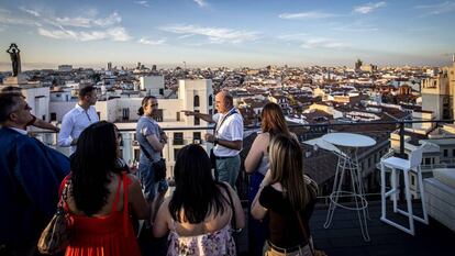 El guía Ignacio Camacho, durante una visita guiada desde la terraza del Hotel Emperador.