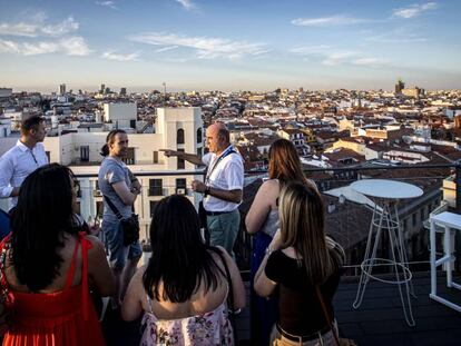 El guía Ignacio Camacho, durante una visita guiada desde la terraza del Hotel Emperador.