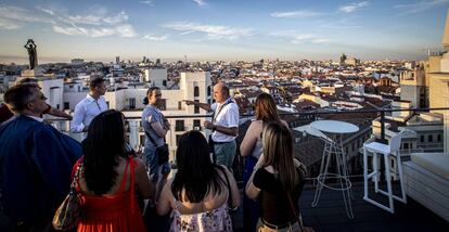 El guía Ignacio Camacho, durante una visita guiada desde la terraza del Hotel Emperador.