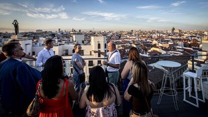 El guía Ignacio Camacho, durante una visita guiada desde la terraza del Hotel Emperador.
