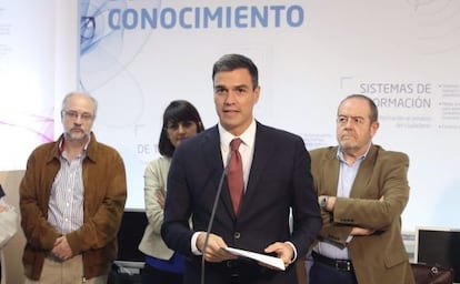 El secretario general del PSOE y candidato a la presidencia, Pedro Sánchez, tras la reunión hoy con representantes de la comunidad científica.
