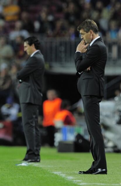 Vilanova y Emery, en segundo término, durante el partido en el Camp Nou.
